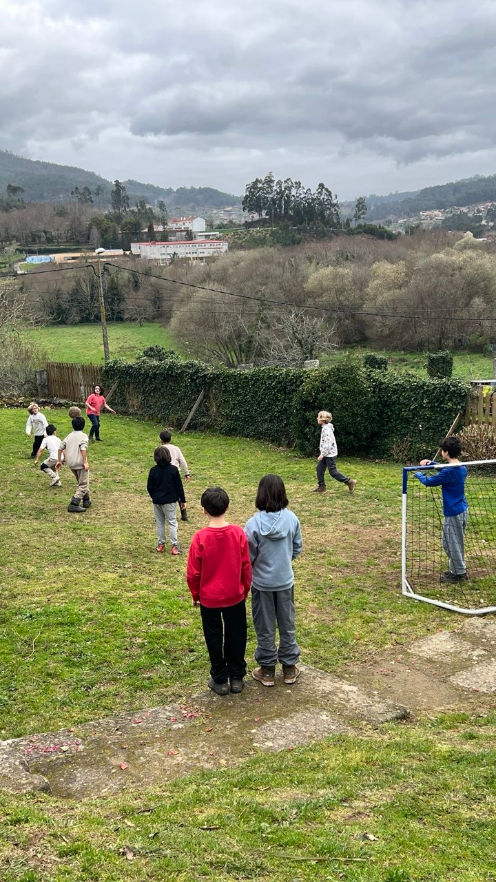 Niños explorando la naturaleza